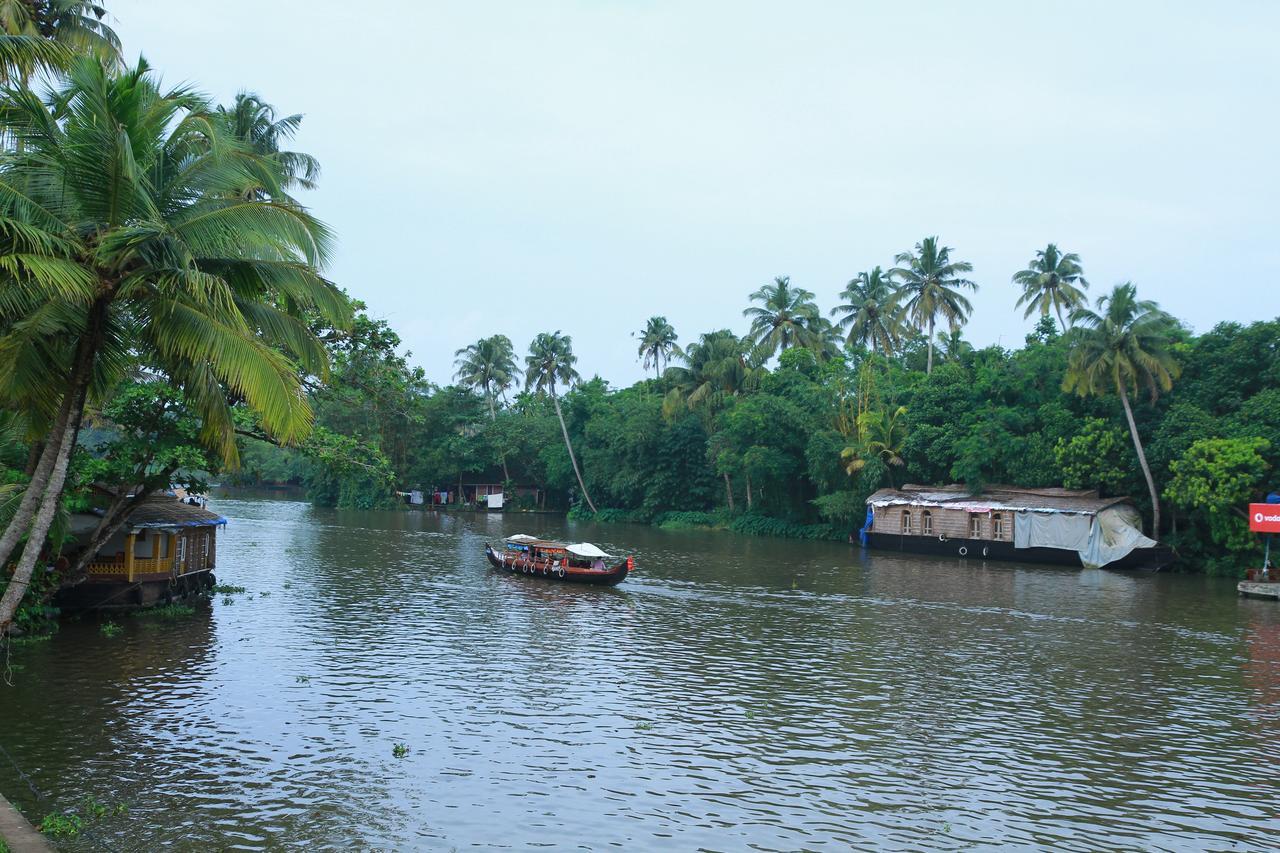 Chaandhni Lake View Hotel Alappuzha Exterior photo